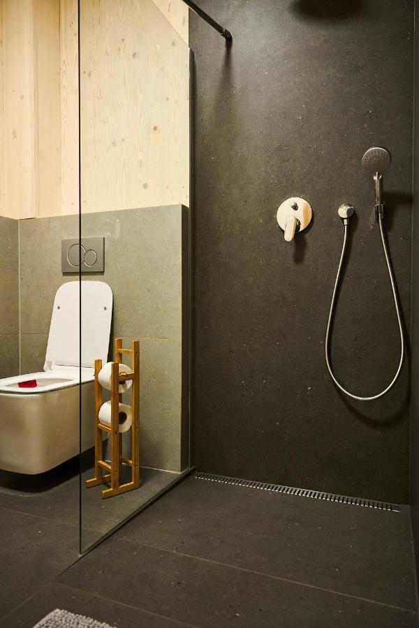 Cosy 1-Bedroom Apartment With Free Parking เดมานอฟสกา โดลินา ภายนอก รูปภาพ