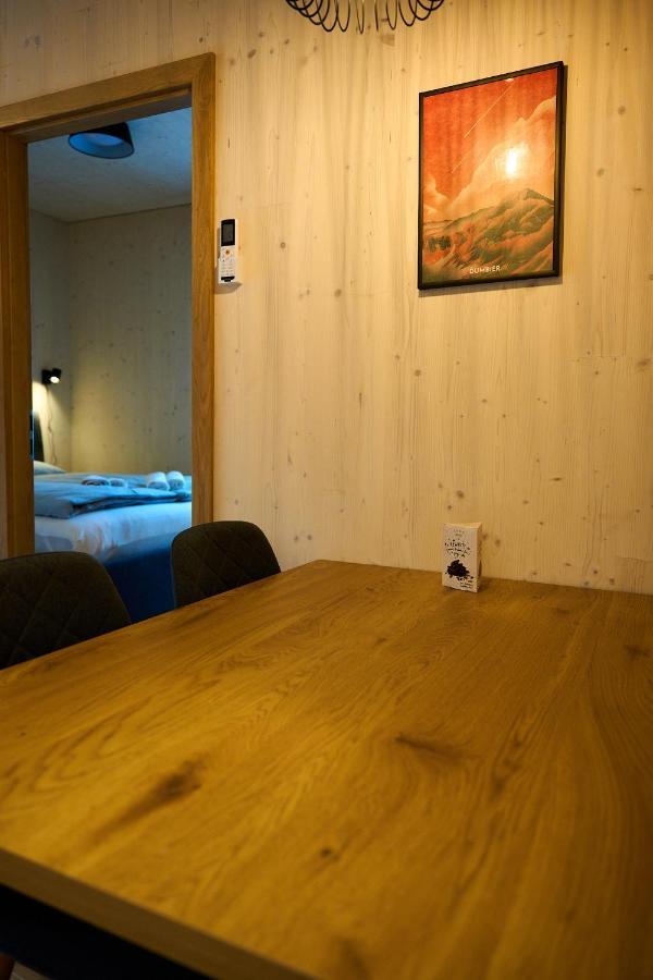 Cosy 1-Bedroom Apartment With Free Parking เดมานอฟสกา โดลินา ภายนอก รูปภาพ