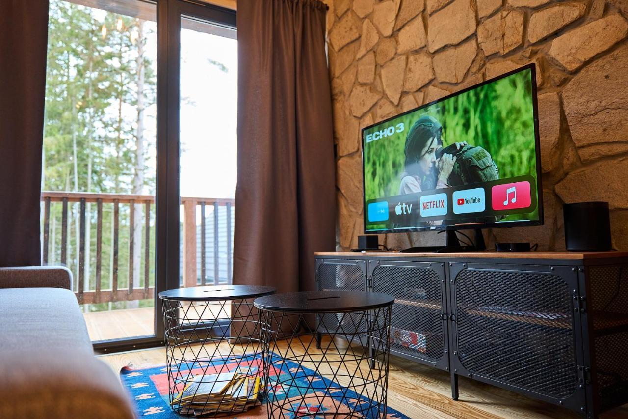 Cosy 1-Bedroom Apartment With Free Parking เดมานอฟสกา โดลินา ภายนอก รูปภาพ