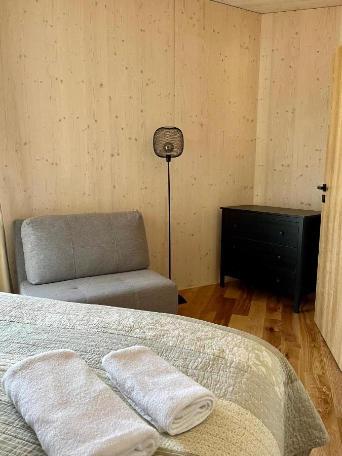 Cosy 1-Bedroom Apartment With Free Parking เดมานอฟสกา โดลินา ภายนอก รูปภาพ
